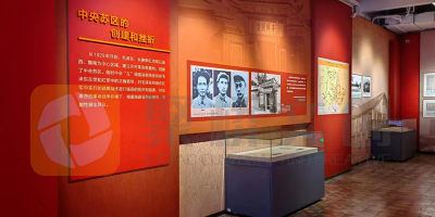 在設(shè)計(jì)紅色展廳的環(huán)境布展時(shí)，如何突出展品的歷史感和文化內(nèi)涵？